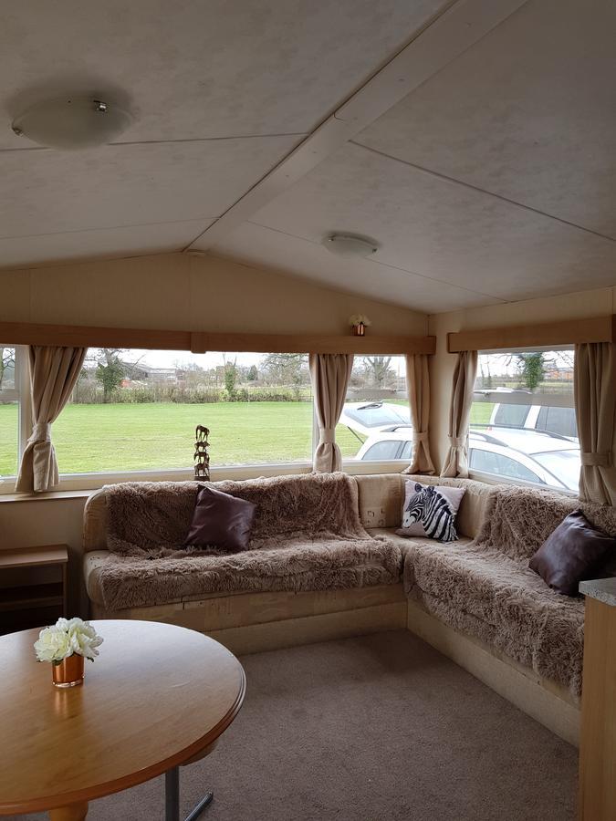 Pitch & Canvas - Self Catering At Broad Oak Farm Hotel Tattenhall Exterior photo